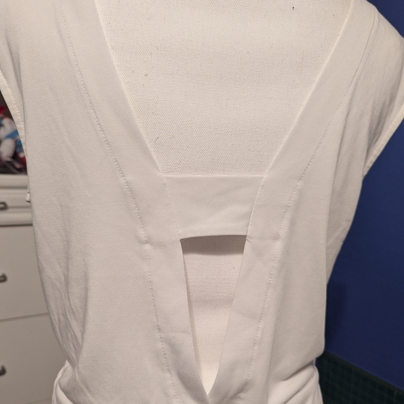 Banana Republic White Short Sleeve Tee - Picture 2 of 3
